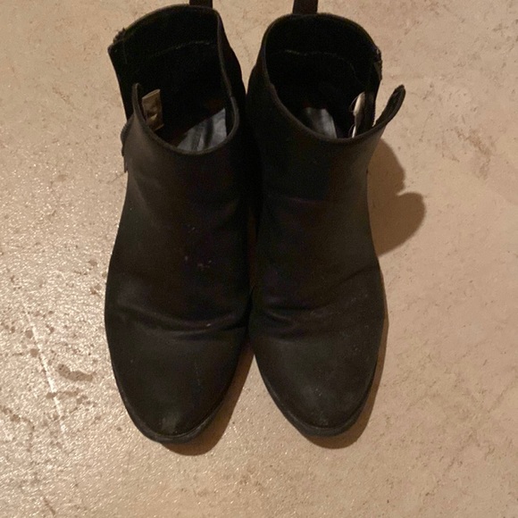 They are black in colour and size is 6. - Picture 1 of 1